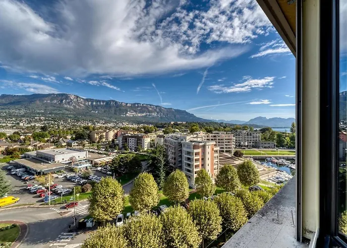 Avec Vue Panoramique Sur Le Du Bourget *